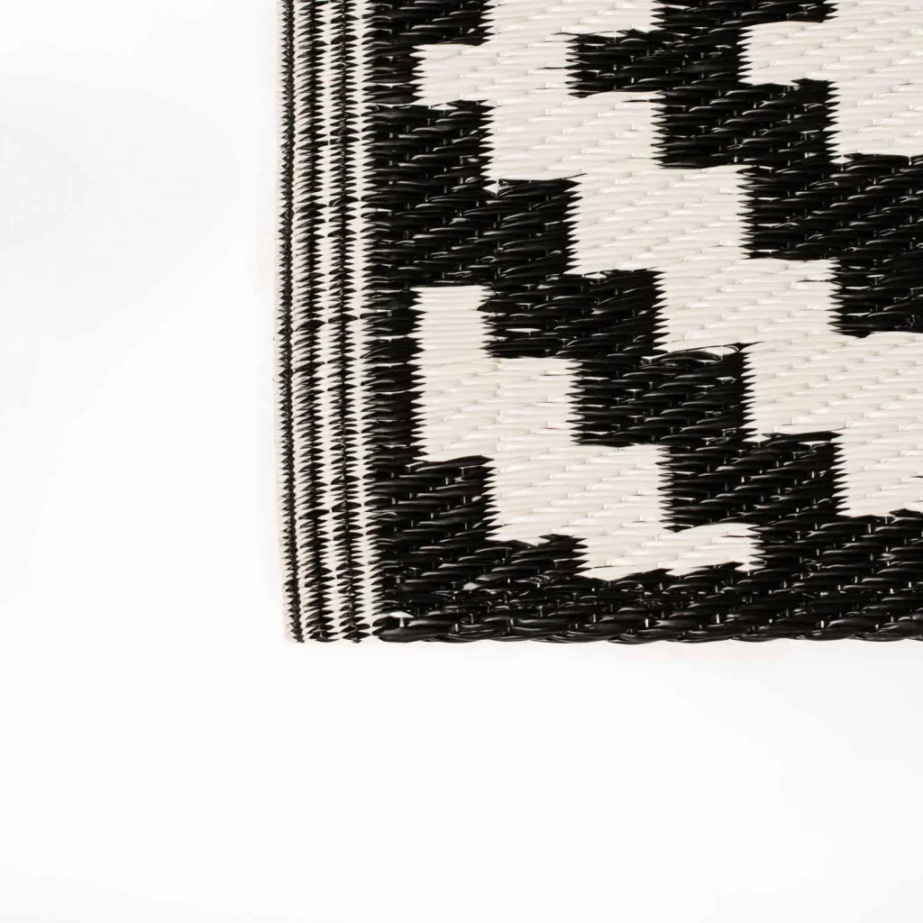 MENO M1 INDOOR/OUTDOOR RUG  150 x 230 CM (BLACK/ WHITE)